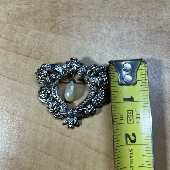 Vintage Avon romantic brooch pin silver tone floral frame with pearl dangle - Picture 6 of 6